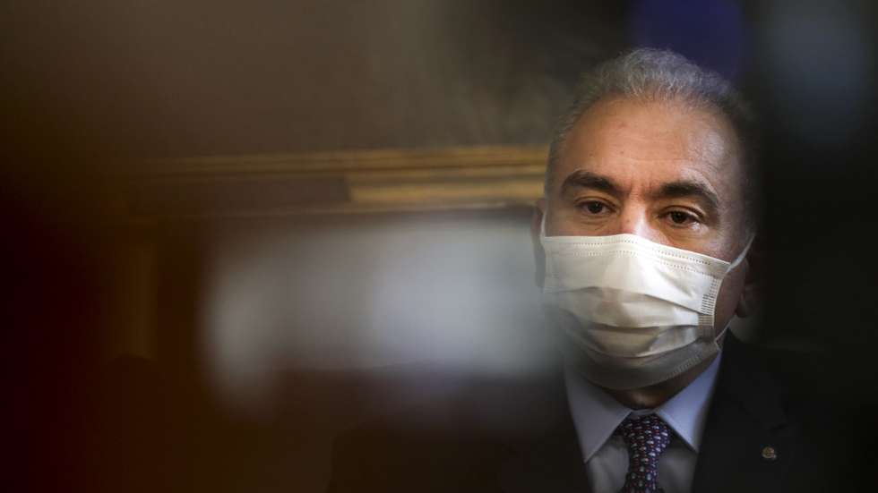 O ministro da Saúde brasileiro, Marcelo Queiroga, fala em entrevista à Agência Lusa no Hospital Santa Maria em Lisboa, 26 de outubro de 20121. (ACOMPANHA TEXTO)  TIAGO PETINGA/LUSA
