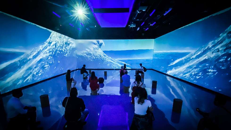 Visitantes no pavilhão de Portugal que tem como um dos temas relevantes a sustentabilidade ambiental na Expo 2020, no Dubai, Emirados Árabes Unidos, 12 de janeiro de 2022. A sustentabilidade ambiental é um dos temas principais da Expo 2020 que é a primeira exposição mundial realizada na região do Médio Oriente, África e Sul da Ásia, arrancou no Dubai em outubro e decorre até final de março. (ACOMPANHA TEXTO) MÁRIO CRUZ/LUSA
