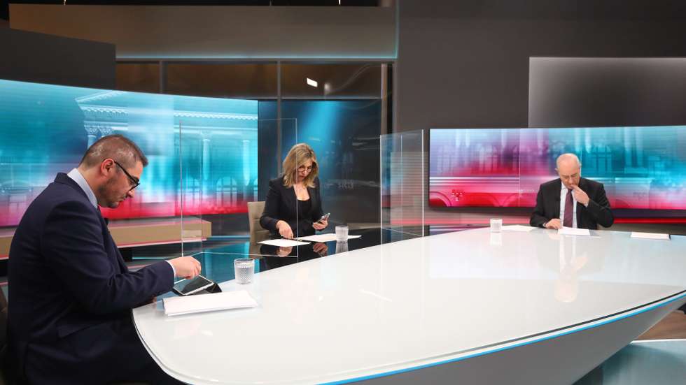 Foto cedida pela SIC. O líder do PSD, Rui Rio (D), e o líder da bancada parlamentar do PCP, João Oliveira (E), durante o debate televisivo entre candidatos às eleições legislativas na SIC, Lisboa, 12 de janeiro de 2022. As eleições realizam-se a 30 de janeiro. NUNO BOTELHO/EXPRESSO/LUSA