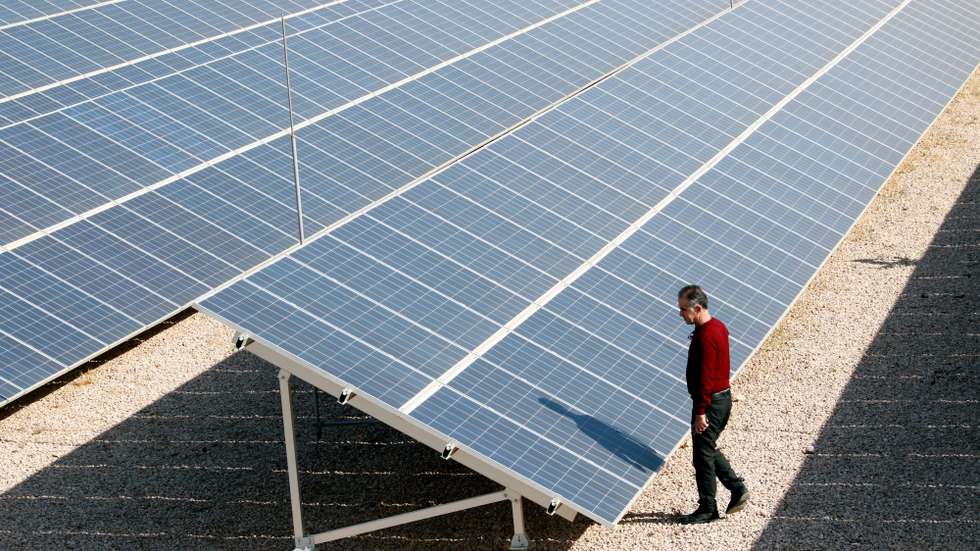 Um técnico junto de painéis solares em Damascus, na Síria