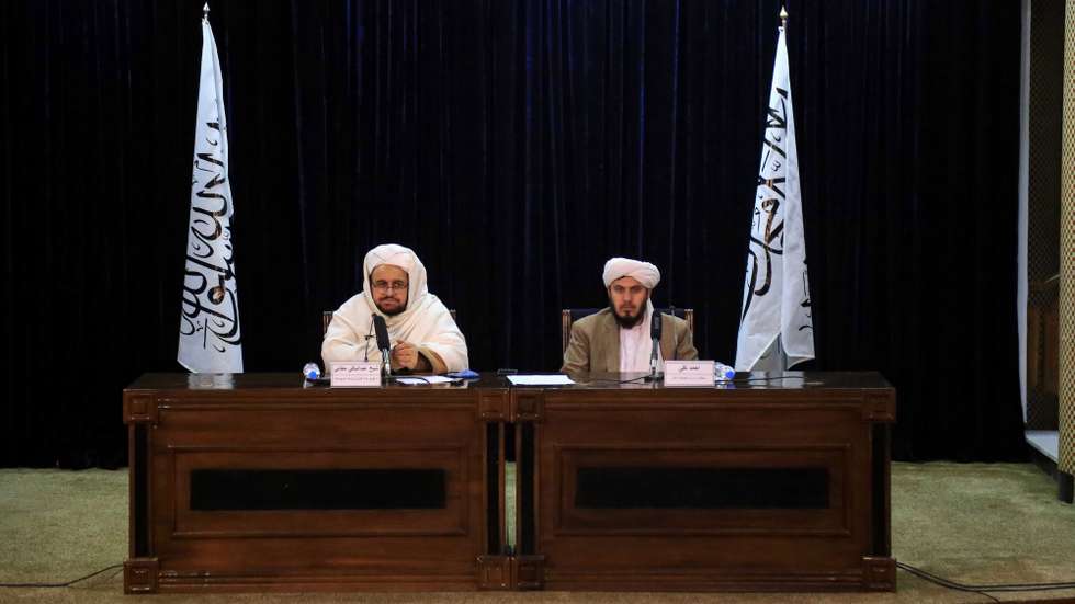 Sheikh Abdul Baqi Haqqani (L), ministro da educação talibã fala em conferência de imprensa