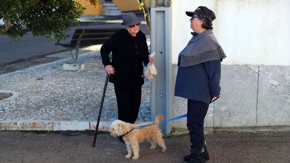 Duas habitantes conversam na rua na freguesia de São Domingos de Ana Loura (Estremoz), situada a oito quilómetros de Estremoz e com uma população envelhecida, a freguesia tem 261 eleitores inscritos para estas eleições. Apesar de o país estar a atingir recordes de casos diários de covid-19, os habitantes desta que é uma das freguesias com menos eleitores do Alentejo mantêm o plano, sem “pensar duas vezes”, de ir às urnas nas legislativas do dia 30.  Estremoz, 9 de janeiro de 2022. (ACOMPANHA TEXTO DE 16/01/2022). NUNO VEIGA/LUSA
