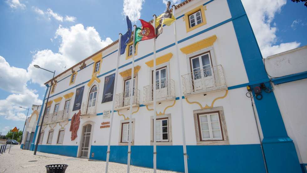 Algumas das construções ilegais já foram demolidas, mas grande parte dos infratores avançou com providências cautelares