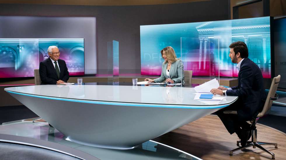 Foto cedida pela SIC. O secretário-geral do Partido Socialista (PS), António Costa, e o presidente do Partido Popular (CDS-PP), Francisco Rodrigues dos Santos, durante o debate televisivo entre candidatos às eleições legislativas, com moderação da jornalista, Clara de Sousa, Lisboa, 09 de janeiro de 2022. As eleições realizam-se a 30 de janeiro. JOSE FERNANDES/SIC/LUSA