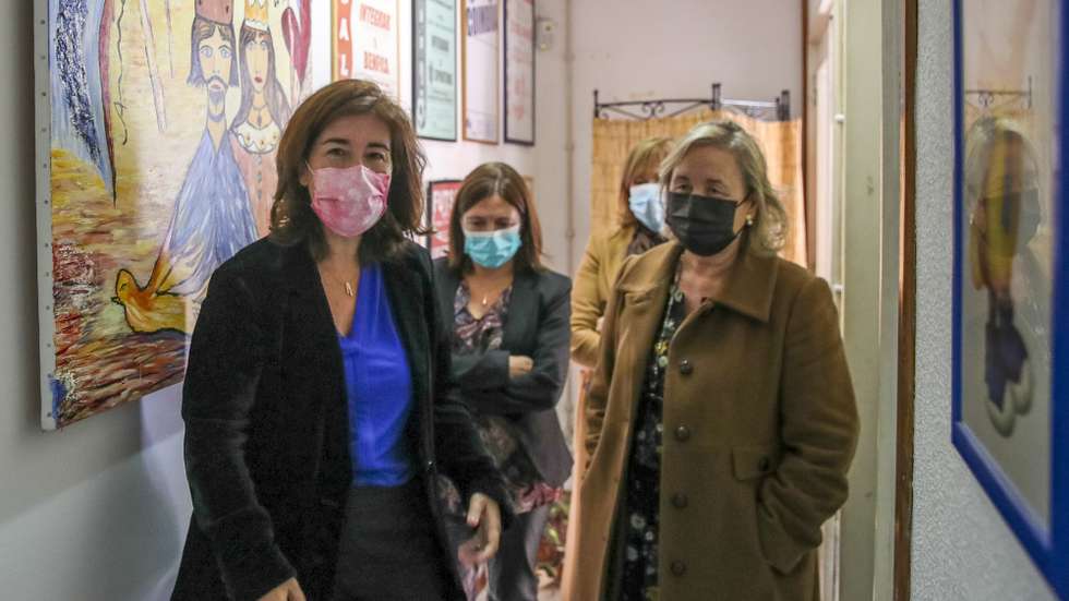 A ministra do Trabalho, Solidariedade e Segurança Social, Ana Mendes Godinho (E), acompanhada pela diretora da Associação Integrar, Helena Lourinho (D), à chegada para a sessão de assinatura de um protocolo para soluções habitacionais para pessoas em situação de sem-abrigo na modalidade de apartamentos partilhados com a Associação Integrar, em Coimbra, 17 de novembro de 2021. PAULO NOVAIS/LUSA