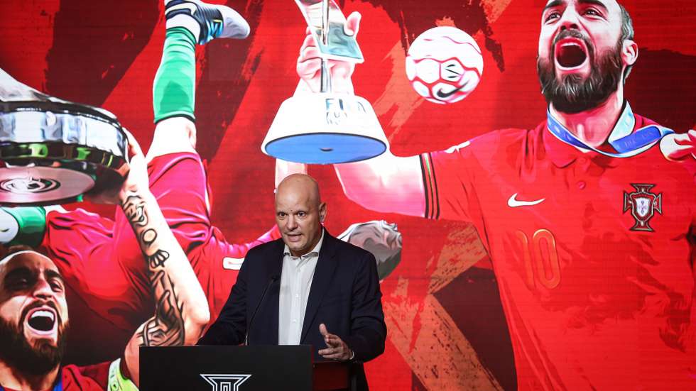 O selecionador nacional de futsal, Jorge Braz, durante uma conferência de imprensa de anúncio do fim de carreira de Ricardinho ( ausente na foto) pela seleção nacional bde futsal, na Cidade do Futebol, em Oeiras, 09 de novembro 2021. Depois de ter conquistado o título mais desejado da carreira, graças à vitória de Portugal sobre a Argentina (2-1), na final do Mundial2021, na Lituânia, o ala, de 36 anos, encerrou um trajeto de quase duas décadas na seleção com 187 jogos, 141 golos e dois grandes troféus. RODRIGO ANTUNES/LUSA
