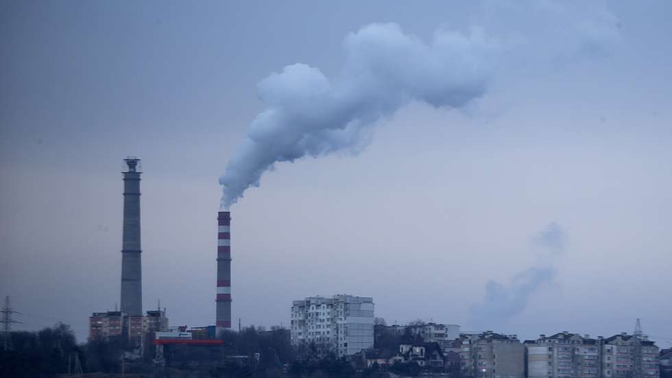 epa09620433 A power plant was pictured at sunrise in Chisinau, Moldova, 04 December 2021. After Moldova's gas crisis in October, on 29 November 2021, Gazprom and MoldovaGaz extended their old gas supply contract, but Moldova get a significant increase of price, set in the agreement to nearly 400 Euro for thousand cubic meters. From 01 November 2021, citizens pay 11.08 Lei RM for 1 cubic meter of gas (aprox 55 eurocents compared to 21 eurocents they have paid early), resulting in sudden price increases for thermal heat, electricity and all product categories.  EPA/DUMITRU DORU