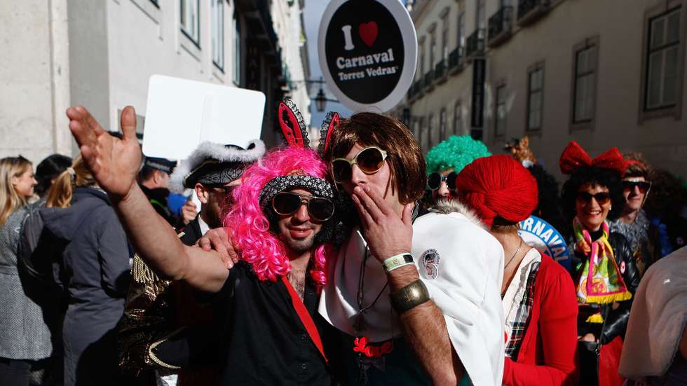 Figurantes do Carnaval de Torres Vedras desfilam durante um cortejo entre a estação do Rossio e o Terreiro do Paço, em Lisboa, 03 de fevereiro de 2018. A comitiva constituída por cerca de 400 pessoas, em representação de associações e grupos carnavalescos, tem como principais objetivos a divulgação e promoção do Carnaval de Torres Vedras junto da população da capital, bem como junto dos turistas. ANTÓNIO PEDRO SANTOS/LUSA