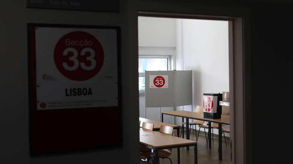 Preparativos para a votação antecipada para as eleições legislativas, que irá decorrer amanhã em 152 mesas de voto na Cidade Universitária, Lumiar e Restelo, em Lisboa, 22 de janeiro de 2022. Mais de 10 milhões de eleitores residentes em Portugal e no estrangeiro constam dos cadernos eleitorais para a escolha dos 230 deputados à Assembleia da República. ANTÓNIO PEDRO SANTOS/LUSA