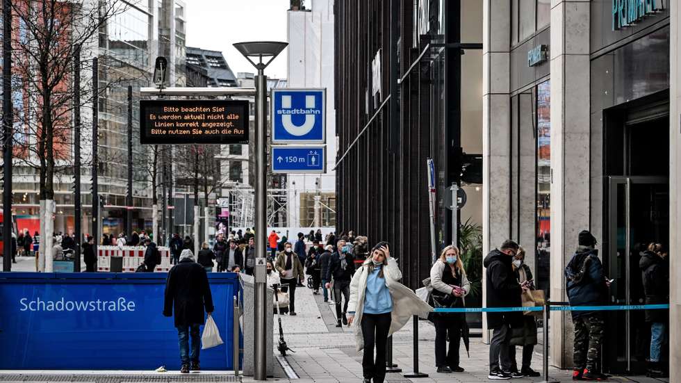 epa09697362 Pedestrians walk along the Schadowstrasse shopping street in the city center of Duesseldorf, Germany, 20 January 2022. The nationwide seven-day incidence reported by the Robert Koch Institute (RKI) has exceeded the threshold of 600 for the first time at 638.8. The Robert Koch Institute reports more than 130,000 cases. German Health Minister Karl Lauterbach expects several hundred thousand new Covid-19 infections per day by mid-February.  EPA/SASCHA STEINBACH