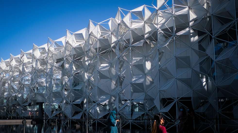 Visitantes passam junto ao pavilhão do Japão na Expo 2020, Dubai, Emirados Árabes Unidos