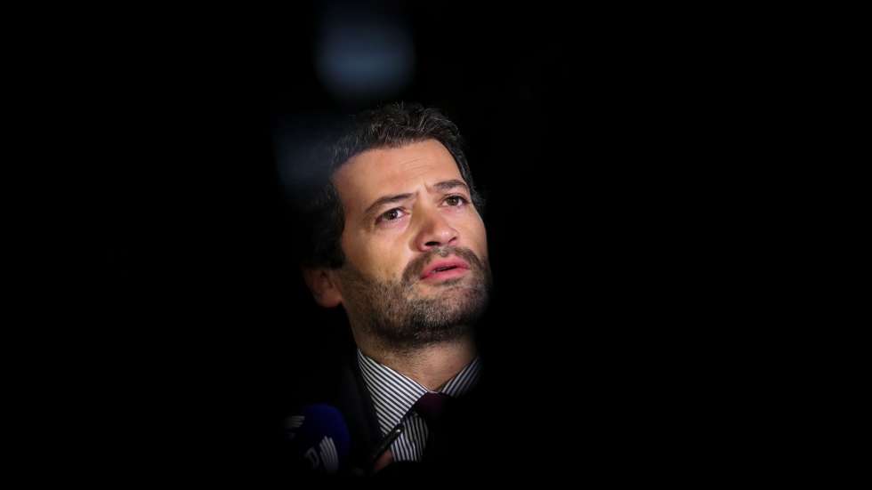 O presidente do Chega, André Ventura, fala aos jornalistas à chegada para um jantar-comício de campanha para as legislativas do próximo domingo, 30 de janeiro, Vila Viçosa, 27 de janeiro de 2022. Mais de 10 milhões de eleitores residentes em Portugal e no estrangeiro constam dos cadernos eleitorais para a escolha dos 230 deputados à Assembleia da República. NUNO VEIGA/LUSA