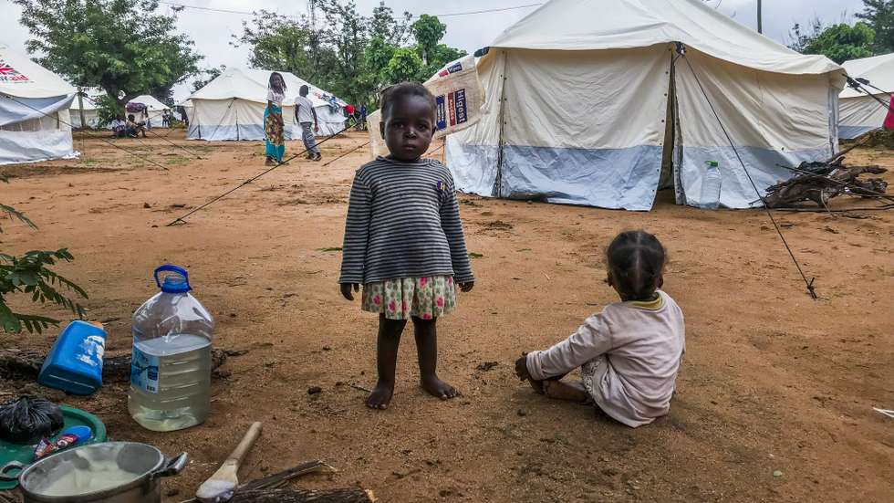 Crianças desalojadas da tempestade Ana, num espaço improvisado com tendas disponibilizadas pela Cruz Vermelha