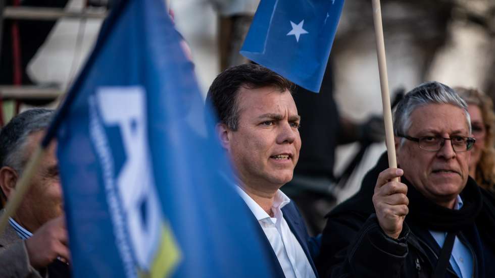 O candidato da Alternativa Democrática Nacional (ADN) às eleições legislativas, Bruno Fialho (E), durante a montagem do cartaz do partido, no Marquês de Pombal, no âmbito das eleições legislativas de 2022, 25 de janeiro de 2022, Lisboa, 25 de janeiro de 2022. A 30 de janeiro mais de 10 milhões de eleitores residentes em Portugal e no estrangeiro constam dos cadernos eleitorais para a escolha dos 230 deputados à Assembleia da República. JOSÉ SENA GOULÃO/LUSA
