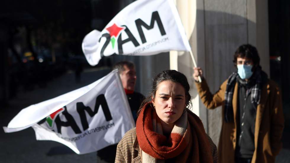 A porta-voz e candidata por Lisboa do Movimento Alternativa Socialista (MAS), Renata Cambra (C), acompanhada por apoiantes do partido, durante a ação de campanha eleitoral para as legislativas "Taxar fortunas e prisão para quem roubou o país", em frente à sede do Novo Banco, em Lisboa, 25 de janeiro de 2022. A 30 de janeiro mais de 10 milhões de eleitores residentes em Portugal e no estrangeiro constam dos cadernos eleitorais para a escolha dos 230 deputados à Assembleia da República. ANTÓNIO PEDRO SANTOS/LUSA