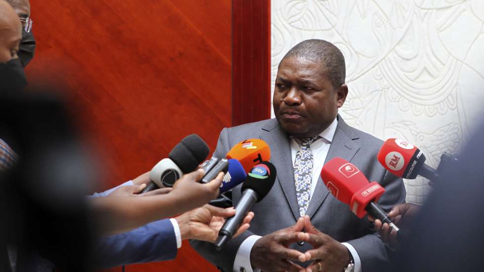 O Presidente de Moçambique, Filipe Nyusi, fala com os jornalistas após um encontro com o presidente executivo da empresa Totalenergies, Patrick Pouyanné (ausente na foto), no edifício da Presidência da República em Maputo, Moçambique, 31 de janeiro de 2022, A Totalenergies pretende retomar este ano o projeto de gás natural em Cabo Delgado, norte de Moçambique, suspenso em março de 2021 após um ataque armado, disse hoje o presidente executivo da empresa. (ACOMPANHA TEXTO 31 DE JANEIRO DE 2022). LUÍSA NHANTUMBO/LUSA