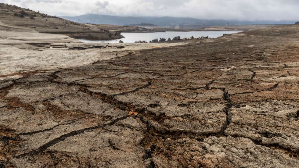 Solo rachado pela seca na barragem do Alto Rabagão, Montalegre, 04 de fevereiro de 2022. Em Montalegre não há memória de um nível tão baixo de água na barragem do Alto Rabagão, um sinal da seca que preocupa autarcas, população e de quem vive dos negócios impulsionados pela albufeira. JOSÉ COELHO/LUSA