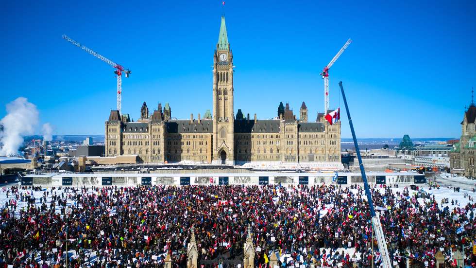 epaselect epa09717045 A crowd of protesters part of the Freedom Convoy 2022 gather in front of Parliament Hill, in Ottawa, Canada, 29 January 2022 as they protest against the government of Canadian prime minister Justin Trudeau. The Freedom Convoy 2022 started with truckers from across Canada who oppose the vaccine mandate for truckers to be vaccinated to return to Canada and was joined by other opponents of Canadian prime minister Justin Trudeau.  EPA/ANDRE PICHETTE