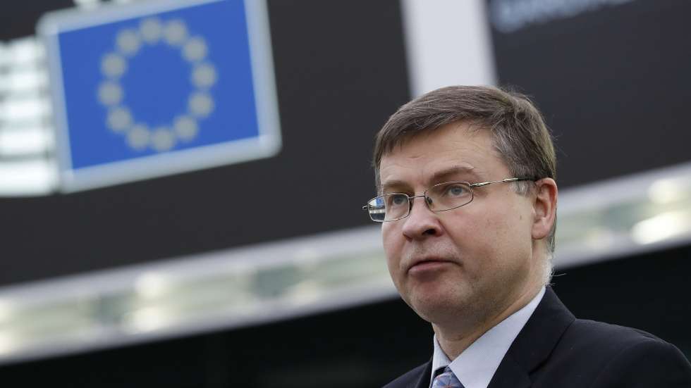 epa09643374 European Commission Executive Vice-President in charge of an Economy that works for People Valdis Dombrovskis delivers a speech on The state of play of the RRF (Recovery and Resilience Facility), during a plenary session at the European Parliament in Strasbourg, France, 15 December 2021.  EPA/JULIEN WARNAND / POOL