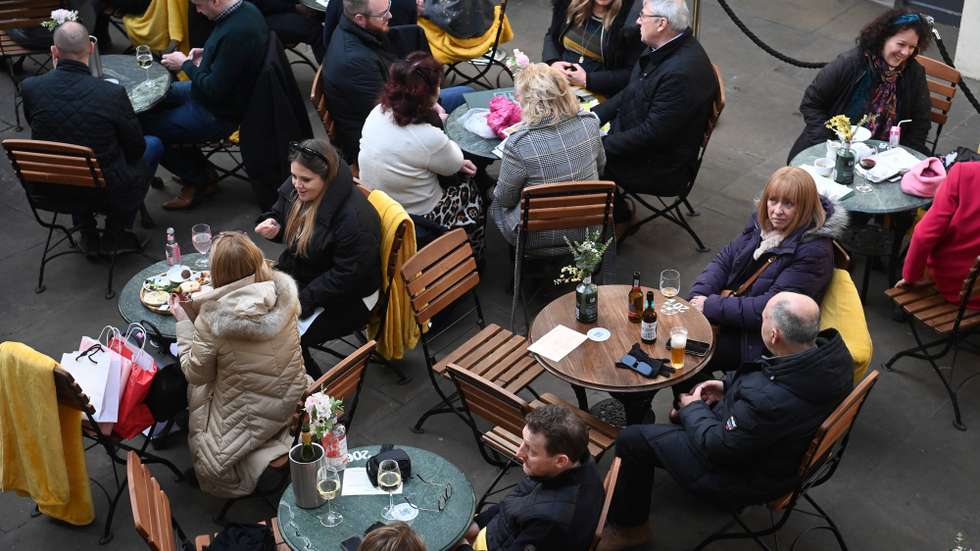 epa09730236 People eat in a restaurant in London, BritainPeople eat in a restaurant in London, Britain, 05 February 2022. The cost of living and inflation in Britain continues to rise. The Bank of England increased interest rates from 0.25 to 0.5 percent and said that it expects prices to climb faster than pay.  EPA/NEIL HALL