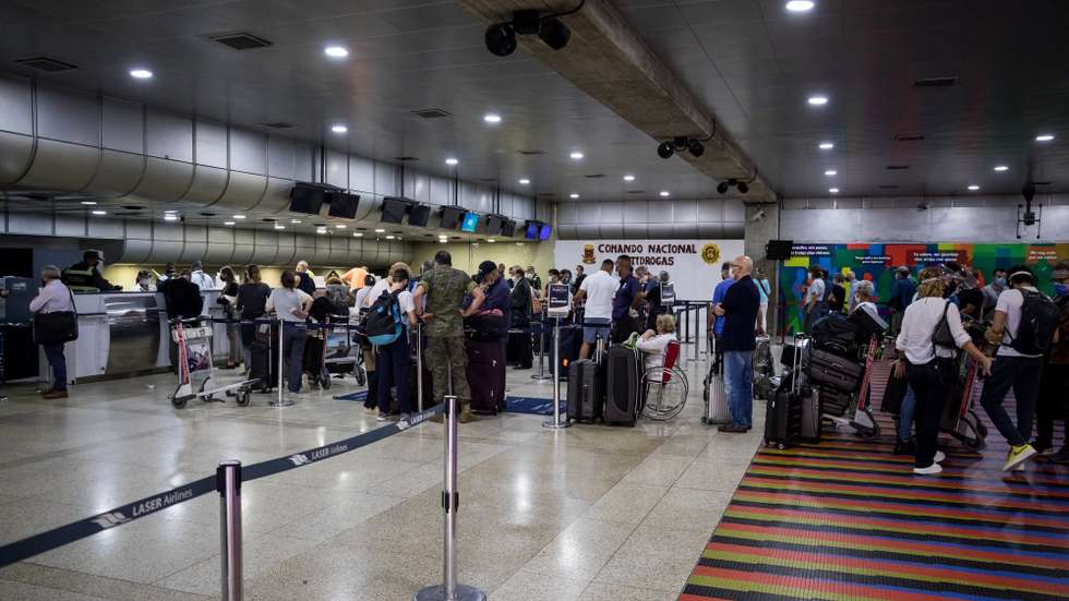epa08528207 People line up to check in their baggage at the Simon Bolivar International Airport, in Maiquetia, Venezuela, 04 July 2020. A total of 376 passengers, almost all from Europe, left from Caracas to Madrid on the fourth repatriation flight organized by the Spanish Embassy in Venezuela.  EPA/MIGUEL GUTIERREZ