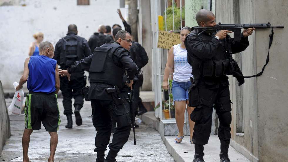 Residentes numa favela do Rio de Janeiro obrigada a moverem-se para locais seguros por membros militares da polícia do Rio de Janeiro