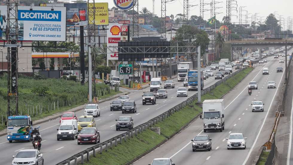 epa09553097 Vehicles traffic on the Presidente Dutra highway en Rio de Janeiro, Brazil 29 October 2021. Brazil's Government collected 315 million of USD dollars after an auction for the operation of Presidente Dutra highway which connects Rio de Janeiro and Sao Paulo. Brazilia company CCR won the contract and will maintain the highway's administration for 30 years.  EPA/ANDRE COELHO