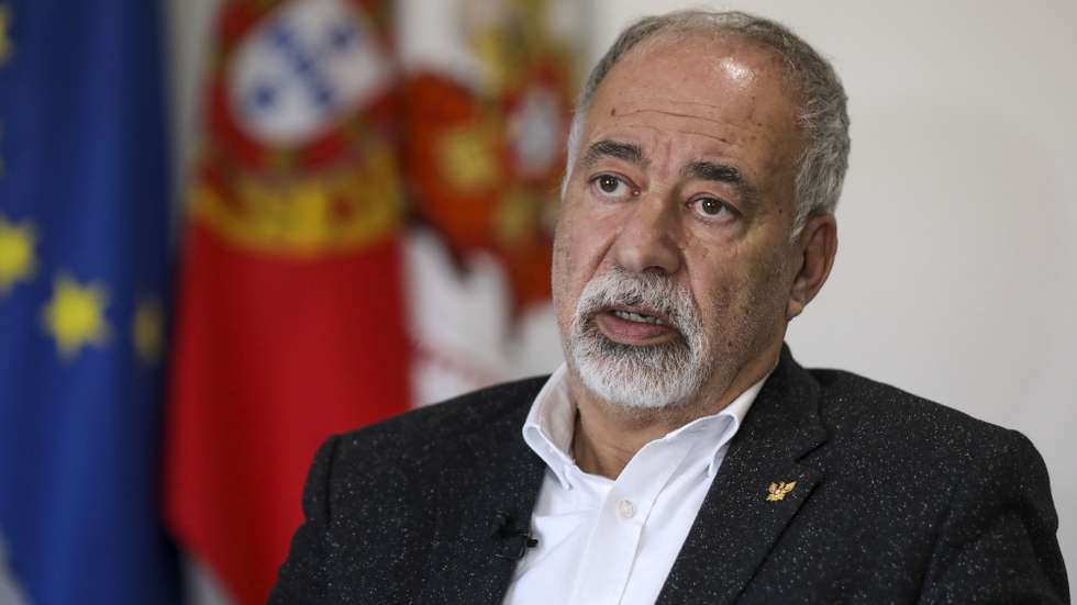 O presidente da Liga dos Bombeiros Portugueses (LBP), António Nunes, fala durante uma entrevista à agência Lusa, na sede da Liga dos Bombeiros Portugueses, em Lisboa, 09 de fevereiro de 2022. A Liga dos Bombeiros Portugueses critica o “subfinanciamento crónico” atribuído pelo Estado às corporações de bombeiros voluntários, obrigando-as a “estender mão” para pedir subsídios, e exige que sejam compensadas com “o valor real” dos serviços prestados. (ACOMPANHA TEXTO DA LUSA DE 12 DE FEVEREIRO DE 2022). MIGUEL A. LOPES/LUSA