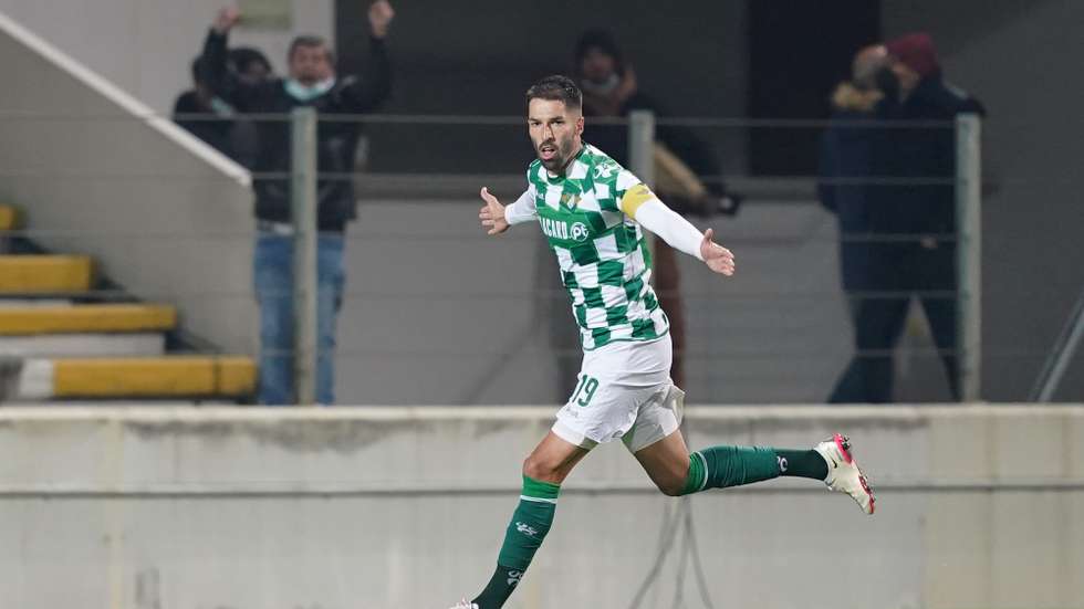 O jogador do Moreirense, Steven Vitória, festeja após marcar um golo contra o Gil Vicente durante o jogo da 12.ª jornada, da Primeira Liga de futebol, disputado no Estádio Comendador Joaquim de Almeida Freitas, em Moreira de Cónegos, 26 de novembro de 2021. HUGO DELGADO/LUSA
