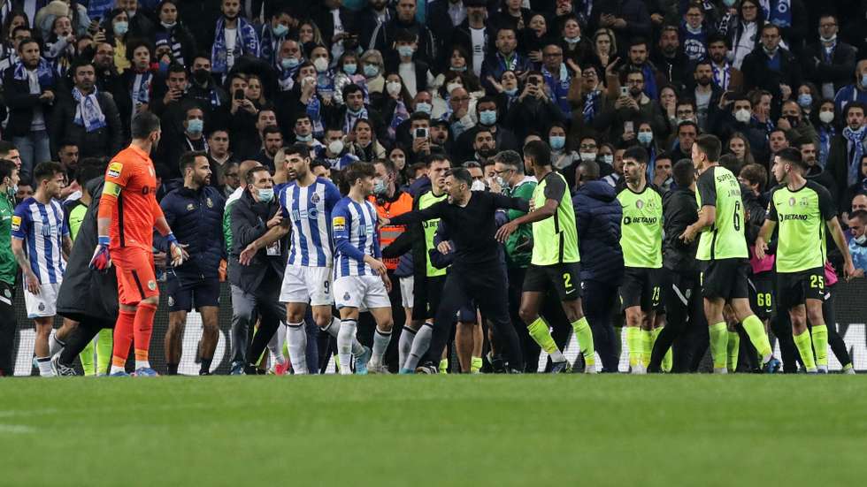 epa09748173 FC Porto's and  Sporting's players react during the Portuguese First League soccer match between FC Porto and Sporting CP held at Dragao stadium, Porto, Portugal, 11 February 2022.  EPA/ESTELA SILVA