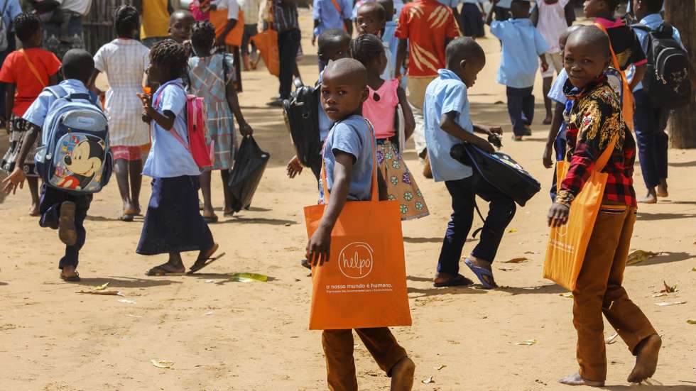 Pequenos estudantes com material escolar oferecido por uma ONG, em Pemba, Cabo Delgado, Moçambique. 8 de abril de 2021