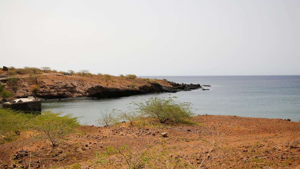 Baía da Calheta de São Martinho, utilizada num dos ataques do pirata Francis Drake à Cidade Velha, escondem hoje uma das potencialidades turísticas ainda por explorar em Cabo Verde: A abandonada hidrobase da histórica Aéropostale, na ilha de Santiago, Cabo Verde, 12 de maio de 2021. O empresário Pierre-George Latécoère reaproveitou os hidroaviões e os experientes pilotos da primeira guerra mundial para criar o primeiro e emblemático serviço aéreo postal - face às demoradas ligações marítimas -, inicialmente com rotas entre a Europa e África, até ao Senegal, e depois para a América do Sul, servindo o Brasil, Uruguai, Argentina e Chile. (ACOMPANHA TEXTO DA LUSA DO DIA 17 DE MAIO DE 2021). FERNANDO DE PINA/LUSA