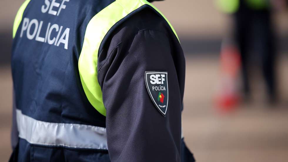 Um agente do Serviço de Estrangeiros e Fronteiras (SEF), durante uma ação de fiscalização aleatória na fronteira do Caia, controlando as entradas no país de automobilistas vindos de Espanha. Devido ao Covid-19, entraram em vigor novas medidas restritivas nas fronteiras terrestres, determinadas pelo Governo no âmbito das medidas de combate à pandemia. Elvas, 01 de dezembro de 2021. NUNO VEIGA/LUSA
