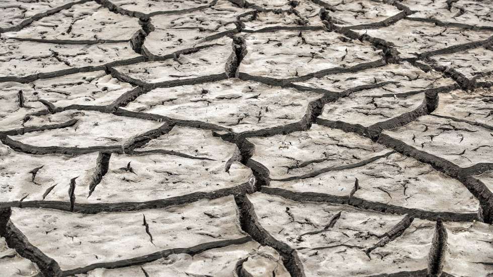 Solo rachado pela seca na barragem do Alto Rabagão, Montalegre, 04 de fevereiro de 2022. Em Montalegre não há memória de um nível tão baixo de água na barragem do Alto Rabagão, um sinal da seca que preocupa autarcas, população e de quem vive dos negócios impulsionados pela albufeira. JOSÉ COELHO/LUSA