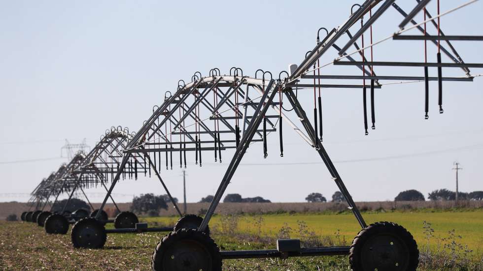 Sistema de rega na propriedade onde o agricultor António Vieira Lima (ausente na imagem) planta milho, e que considera que Alqueva trouxe uma grande rentabilidade ao setor, em Cuba, 28 de janeiro de 2022. A água do Alqueva transformou a agricultura do Alentejo e tornou-se a “salvação” de muitos agricultores. Há 20 anos, em 08 de fevereiro de 2002, fecharam-se as comportas da barragem e começou o enchimento da albufeira do Alqueva. (ACOMPANHA TEXTO DE DA LUSA DO DIA 06 DE FEVEREIRO DE 2022). NUNO VEIGA/LUSA