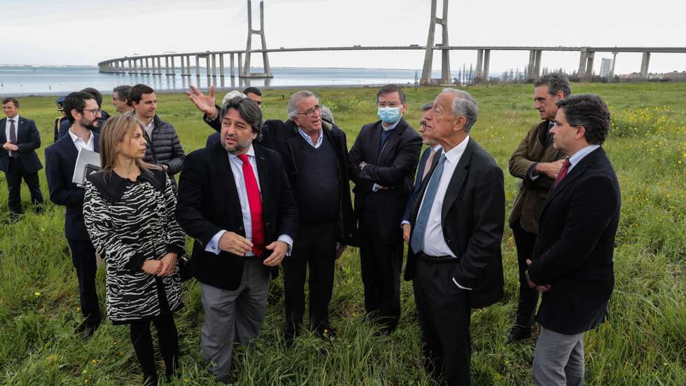 O Presidente da Republica, Marcelo Rebelo de Sousa (3D), acompanhado pelo presidente da Câmara Municipal de Loures, Ricardo Leão (7E), pelo presidente da Camara Municipal de Lisboa, Carlos Moedas (4E), e pelo responsável pela Grupo de Coordenação da JMJ, José Sá Fernandes (6E), visita os terrenos da Jornada Mundial da Juventude (JMJ) em Beirolas, Lisboa, 23 de fevereiro de 2022. TIAGO PETINGA/LUSA