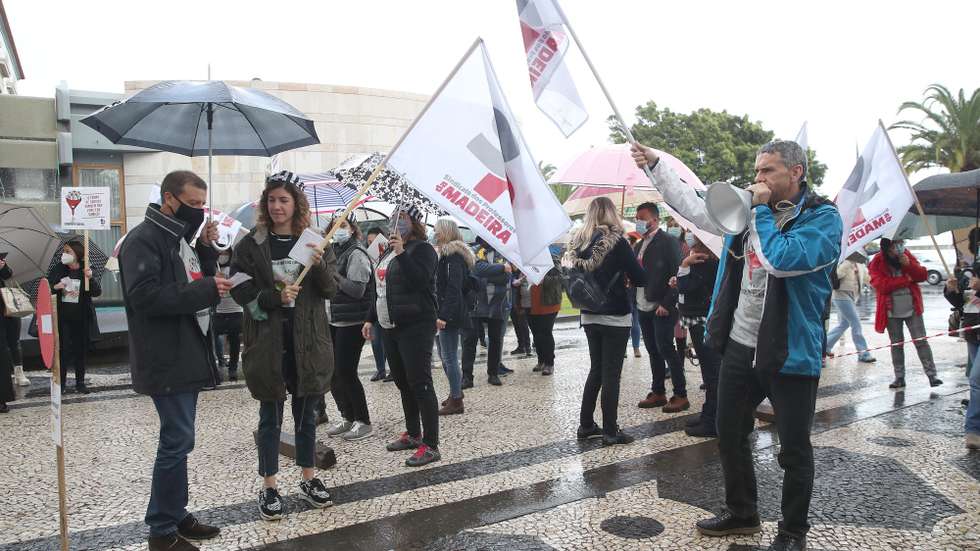 O Sindicato dos Professores da Madeira realizou esta tarde junto à Assembleia Legislativa da Madeira uma marcha intitulada "Marcha dos prisioneiros da carreira docente contra a carreira a duas velocidades" como forma de protesto para defender a revisão do estatuto da carreira docente da região, Funchal, 25 de fevereiro de 2022. HOMEM DE GOUVEIA/LUSA