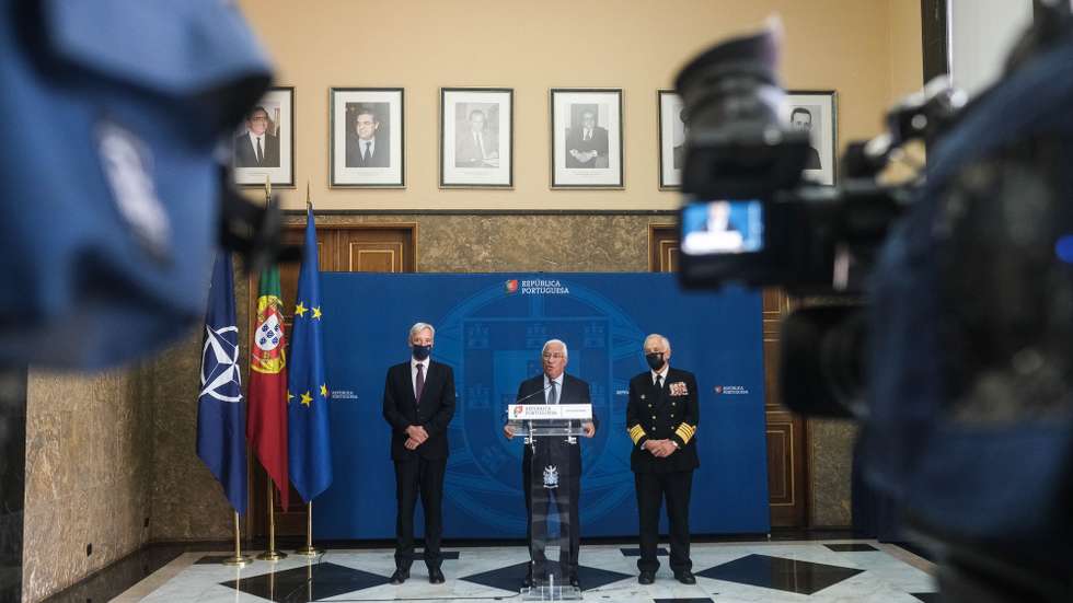 O primeiro-ministro, António Costa, acompanhado do ministro da Defesa Nacional, João Gomes Cravinho (E), e pelo Chefe do Estado-Maior-General das Forças Armadas (CEMGFA), almirante Silva Ribeiro (D), fala à comunicação social após ter participado na Cimeira extraordinária de Chefes de Estado e de Governo da NATO por videoconferência, Lisboa, 25 de fevereiro de 2022. António Costa anunciou que uma companhia do Exército português composta por 174 militares será enviada para a Roménia “nas próximas semanas”, numa altura de conflito entre a Rússia e Ucrânia. MÁRIO CRUZ/LUSA