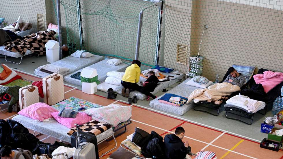 Refugiados a dormir num pavilhão escolar