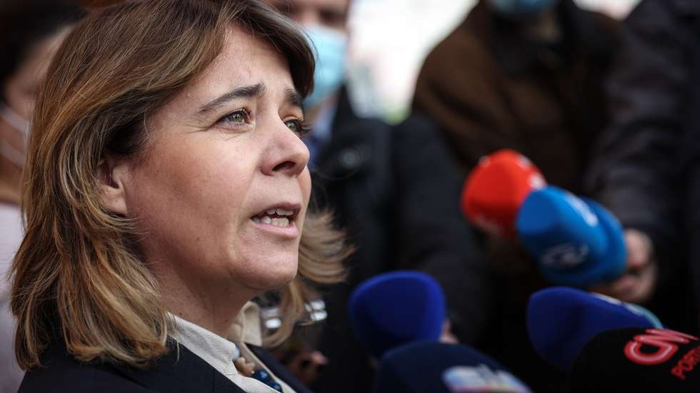 A Coordenadora Nacional do Bloco de Esquerda (BE), Catarina Martins, fala aos jornalistas após uma visita e reunião nas instalações da Associação para o Planeamento da Família, no dia em que se assinalam 15 anos do referendo sobre a despenalização do aborto, em Lisboa, 11 de fevereiro de 2022. RODRIGO ANTUNES/LUSA