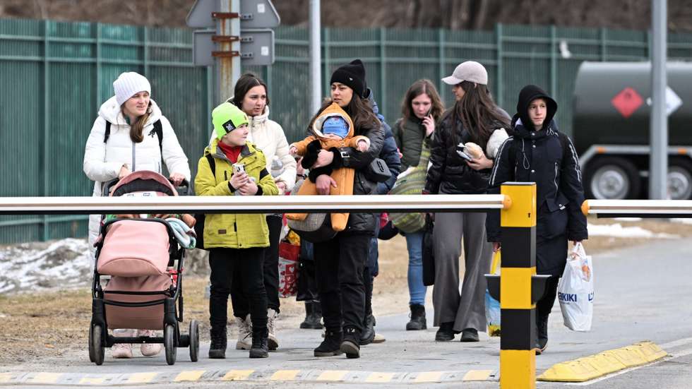epa09798868 Ukrainian refugees arrive at the Polish-Ukrainian border in Kroscienko village, southeastern Poland, 03 March 2022. Russian troops entered Ukraine on 24 February prompting the country's president to declare martial law and triggering a series of announcements by Western countries to impose severe economic sanctions on Russia.  EPA/DAREK DELMANOWICZ POLAND OUT