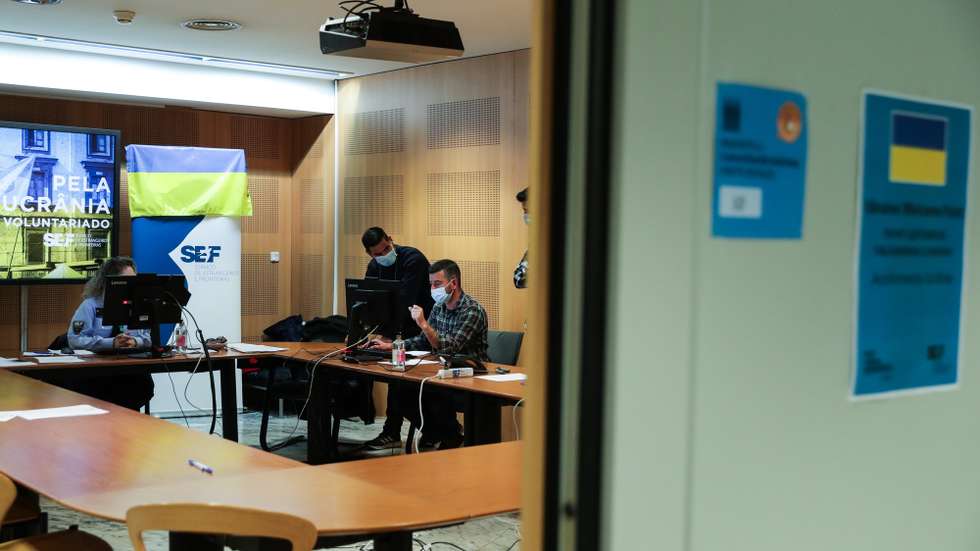 Cerca de 30 Inspetores do Serviço de Estrangeiros e Fronteiras (SEF) iniciaram este fim de semana no Aeroporto de Lisboa, em regime de voluntariado, o registo de pedidos de proteção temporária apenas para os cidadãos ucranianos que cheguem a Portugal por via aérea, no aeroporto Humberto Delgado em Lisboa, 06 de março de 2022. TIAGO PETINGA/LUSA