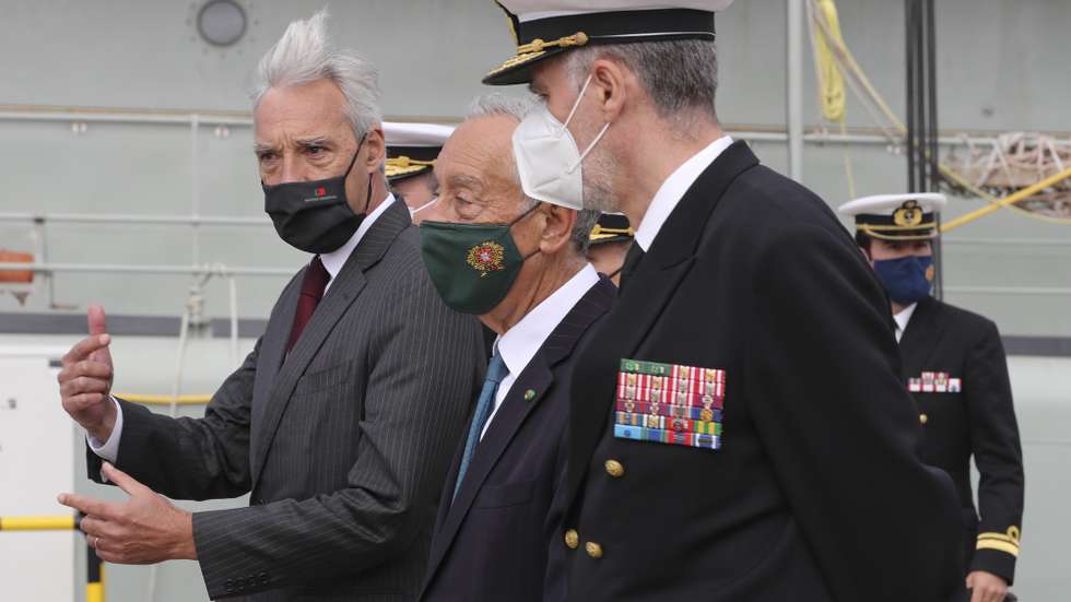 O Presidente da República, Marcelo Rebelo de Sousa (C), acompanhado pelo ministro da Defesa Nacional, João Gomes Cravinho (E), e pelo chefe do Estado-Maior da Armada e Autoridade Marítima Nacional, almirante Henrique Gouveia e Melo (D), durante a visita à Base Naval de Lisboa, 8 de março de 2022.  JOÃO RELVAS/LUSA