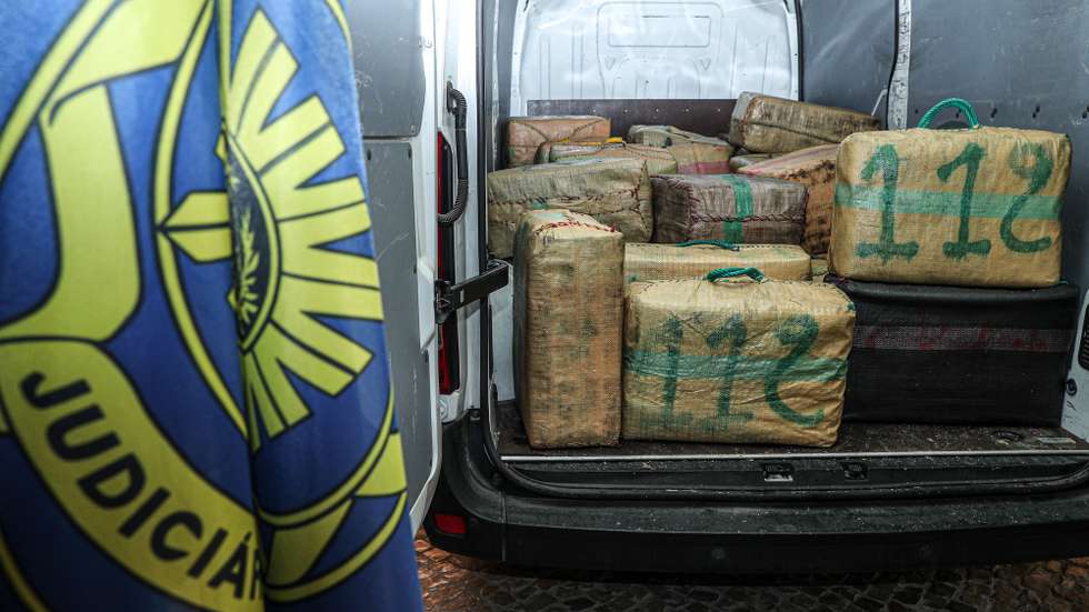 A Polícia Judiciária, a Autoridade Marítima Nacional, a Marinha Portuguesa e a Força Aérea Portuguesa, desenvolveram uma operação em águas internacionais a sul de Portugal, que permitiu intercetar a embarcação, deter os seus tripulantes, seis homens e apreender o produto estupefaciente, num total aproximado de 1600 Kg, em 44 fardos de haxixe, em Faro, 10 março 2022. LUÍS FORRA/LUSA