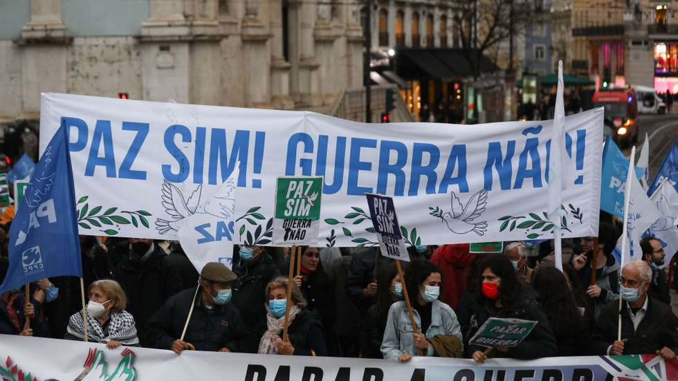 Participantes durante a ação  organizada pelo Conselho Português para a Paz e Cooperação pela paz na Ucrânia,  "Parar a Guerra, dar uma oportunidade à Paz!", coorganizadas com a URAP - União de Resistentes Antifascistas Portugueses e com o apoio da FECTRANS - Federação dos Sindicatos de Transportes e Comunicações, em Lisboa, 10 de março de 2022. ANTÓNIO COTRIM/LUSA