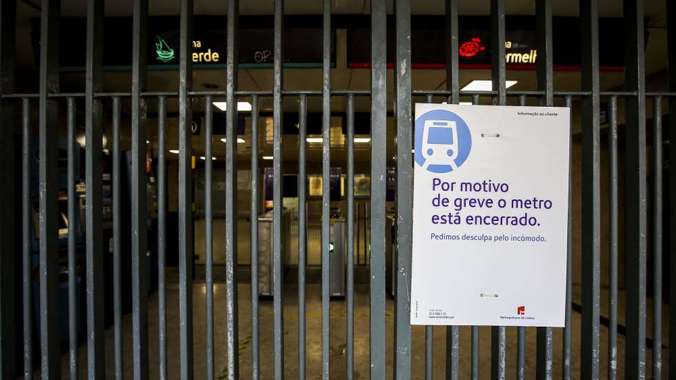 Greve de trabalhadores do Metropolitano de Lisboa, convocada pelos Sindicatos representativos dos trabalhadores do Metropolitano de Lisboa, esta greve de 24 horas abrange a generalidade dos trabalhadores. Esta greve levou a uma maior procura pelos transportes da Carris, em Lisboa, 04 de novembro de 2021. NUNO FOX/LUSA