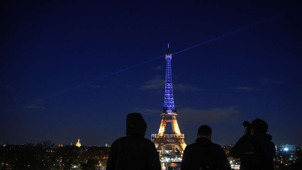 Torre Eiffel iluminada com as cores da bandeira ucraniana