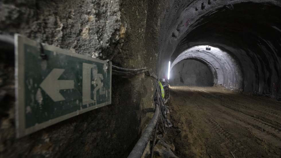 Trabalhos no túnel do Metro do Porto que deverá estar concluído em 2023, Vila Nova de Gaia, 11 de março de 2022. No túnel, cuja extensão de cerca de um quilómetro servirá para unir o futuro viaduto de Santo Ovídio (com 500 metros) à estação do Hospital Santos Silva, próximo ao Monte da Virgem, trabalham entre 130 e 150 pessoas, incluindo um número mínimo permanente de entre 15 e 20 trabalhadores. (ACOMPANHA TEXTO DO DIA 12 MARÇO 2022).  JOSÉ COELHO/LUSA
