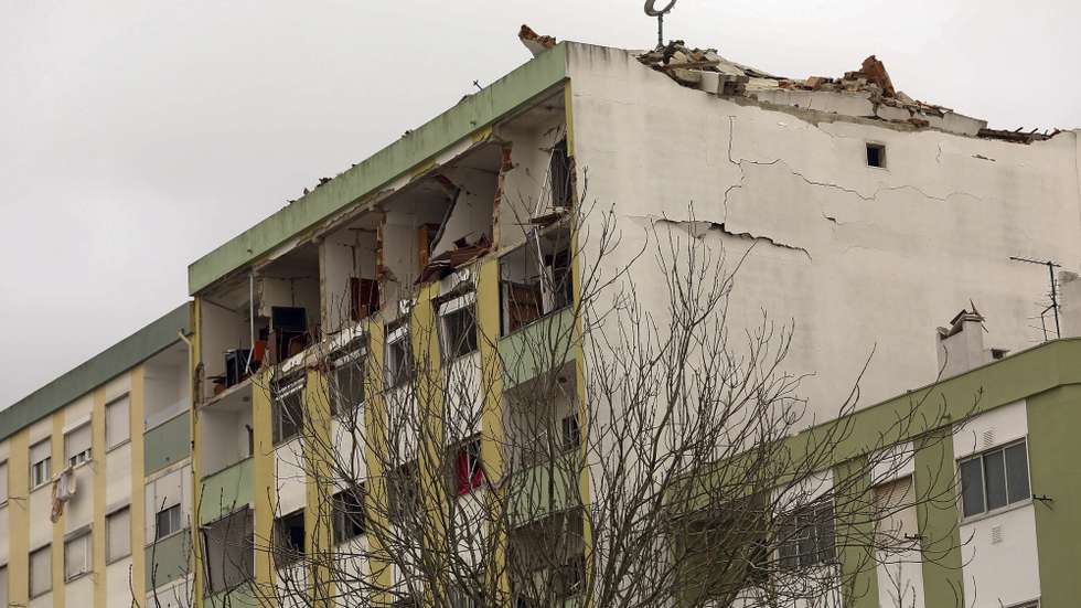 Uma explosÃ£o apÃ³s uma fuga de gÃ¡s num edifÃ­cio habitacional no Casal de SÃ£o BrÃ¡s, na Amadora, provocou hoje vÃ¡rios feridos, ainda nÃ£o contabilizados, Amadora, 16 de marÃ§o de 2022. ANTÃ“NIO PEDRO SANTOS/LUSA