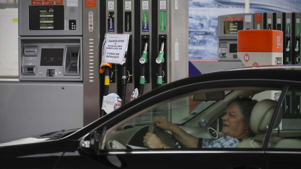Automóveis reabastecem num posto de combustível onde o gasóleo e a gasolina simples se encontram esgotados, Matosinhos, 09 de agosto de 2019. A greve dos motoristas de matérias perigosas está marcada para dia 12 de agosto por tempo indeterminado. JOSÉ COELHO/LUSA